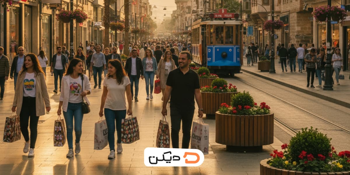 یک خیابان خرید شلوغ در وان، که نشان‌دهنده اهمیت مدیریت فضا در لیست وسایل مورد نیاز برای سفر به وان ترکیه است.